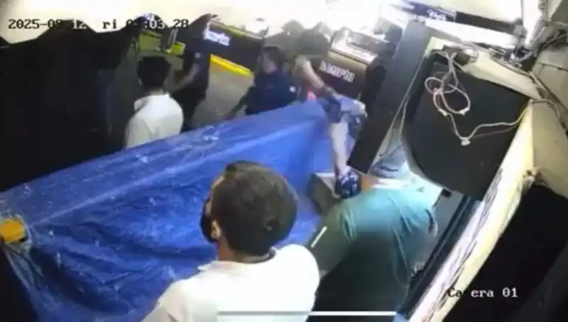 Ortaköy'de Gece Yarısı Tekme Tokat Kavga: Kamera Önünde Yaşananlar