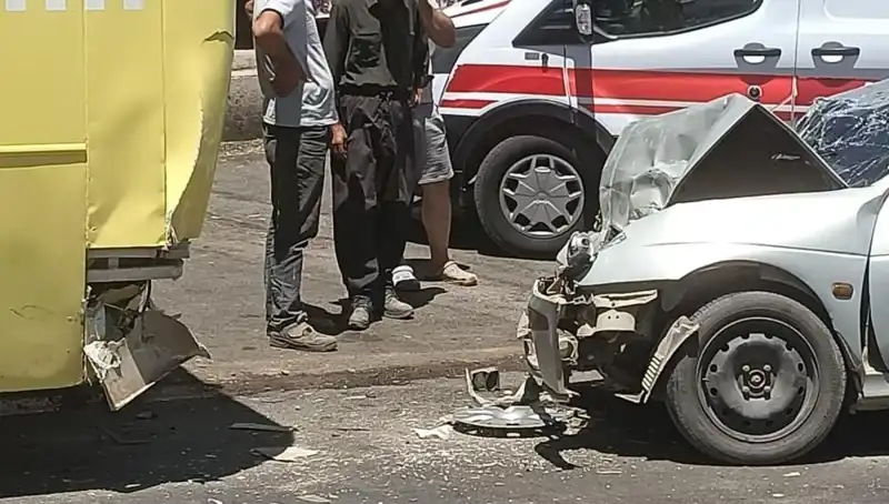 Halk Otobüsü ve Otomobil Kaza Yaptı: İki Kişi Yaralandı