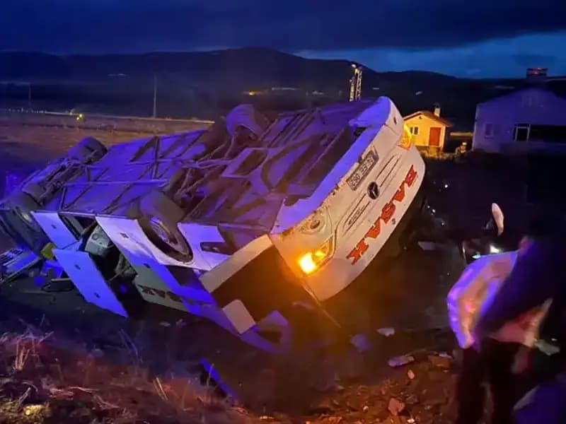 Sivas'ta Yolcu Otobüsü Devrildi: Korkunç Kaza ve Yaralıların Durumu