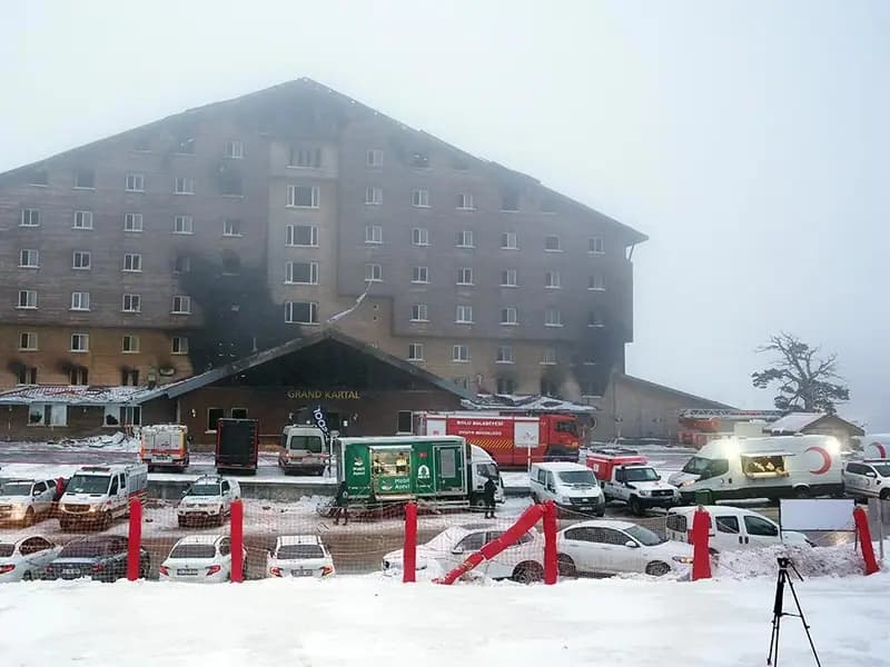 Kartalkaya'da Oteli Kül Eden Yangınla Mücadele Devam Ediyor