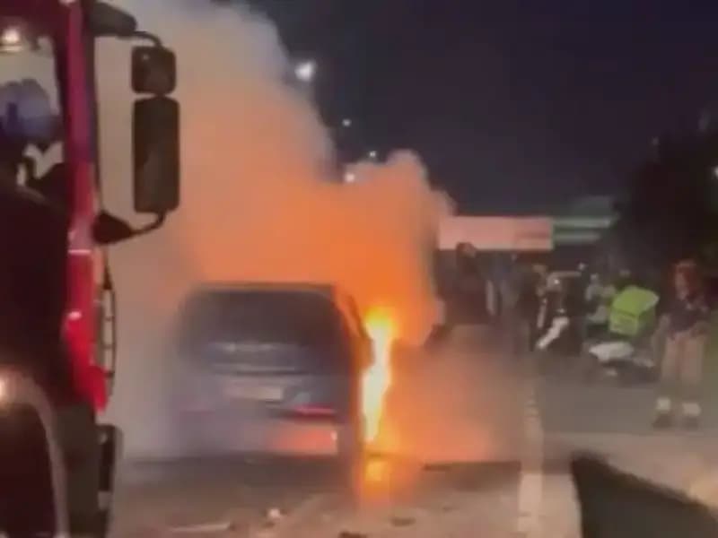 Otoyolda Bariyerlere Çarpan Araç Korkunç Bir Yangın Çıkardı!