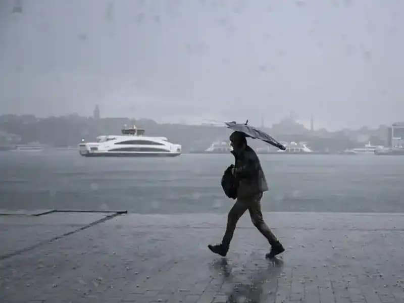 İstanbul'u Etkisi Altına Alan Sert Lodos ve Yağmur: Fırtına Uyarısı!