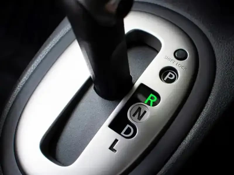 Geri Viteste Giden Araç Mobilya Dükkanına Çarptı: O Anlar Kamerada