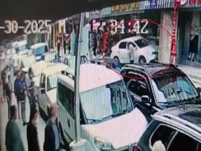 Alkollü Sürücü, Mağazada İki Çocuğu Son Anda Kurtardı!