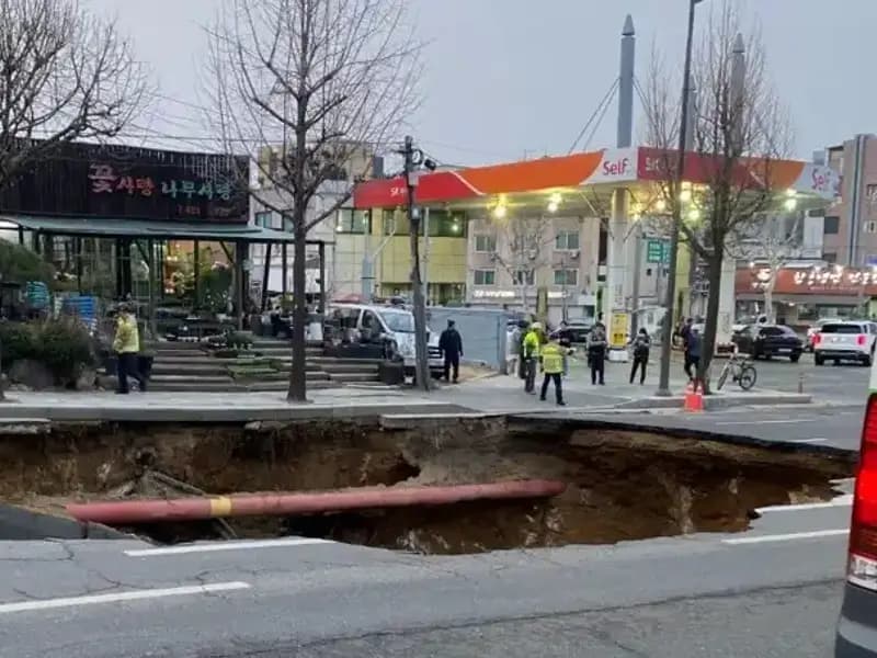 Güney Kore’de Motosikletin Yuttuğu Dev Çukur: Kayıp ve Yaralı Var!