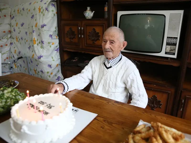 102 Yaşındaki Hüseyin Dedenin Sağlık Sırrı Nedir?