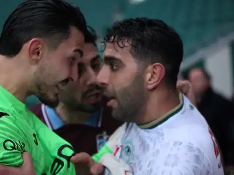 Konyaspor-Trabzonspor Maçında Uzatmalarda Tansiyon Yükseldi: Futbolcular Arasında Kavga!