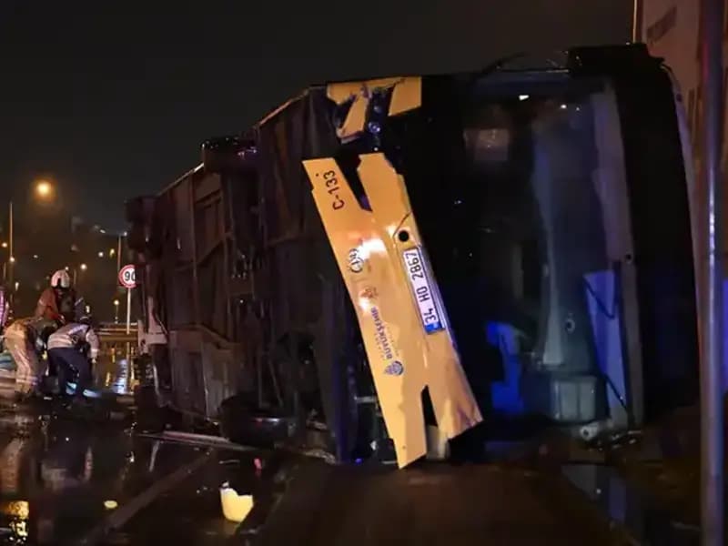 İstanbul'da Şok Edici Kaza: Özel Halk Otobüsü Devrildi!