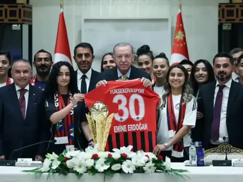 Cumhurbaşkanı Erdoğan, Yüksekovaspor Kadın Futbol Takımı’nı Kabul Etti