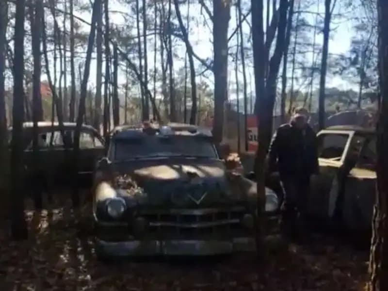 Amerika’da 4 Katlı Evinin Zemin Katını Araba Mezarlığına Dönüştüren Tutkulu Koleksiyoncu