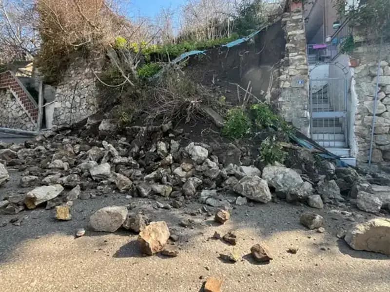 İstinat Duvarı Çökünce Yolda Korku Dolu Anlar Yaşandı