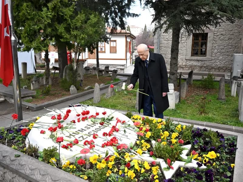 Devlet Bahçeli, Muhsin Yazıcıoğlu'nun Kabrini Ziyaret Etti