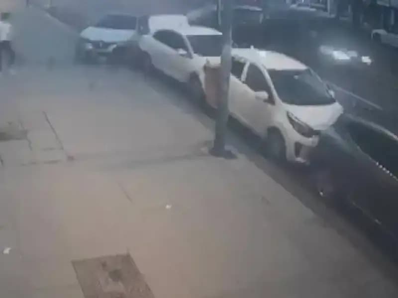 Direksiyon Hakimiyetini Kaybeden Sürücü Park Halindeki Araçlara Çarptı!