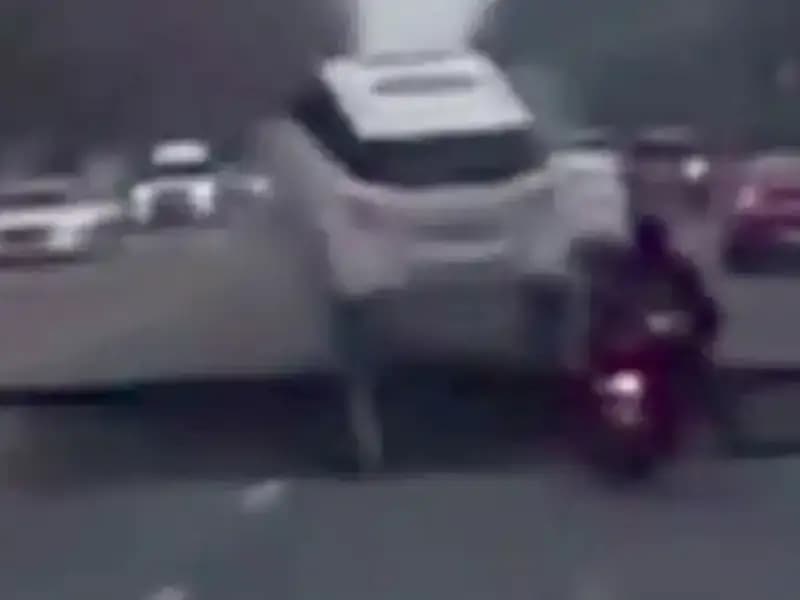 Güney Kore'de Otoyolda Oluşan Dev Çukur Motosikleti Yuttu, Neler Oluyor?