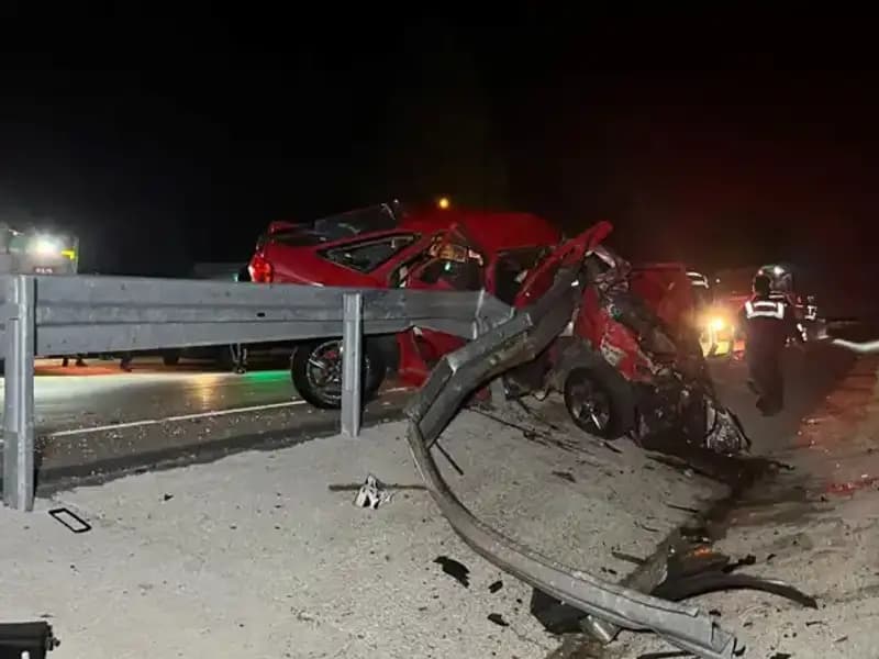 Bariyerlere Çarpan Otomobil Demir Yığınına Döndü: Feci Kaza 2 Can Aldı