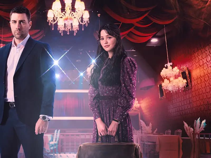 "Çirkin" Dizisinin Afişi Yayınlandı, Geri Sayım Başladı!