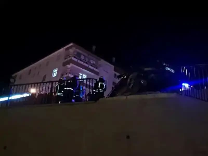 Kontrolden Çıkan Araç Bariyere Çarpıp Asılı Kaldı: Olayın Ayrıntıları