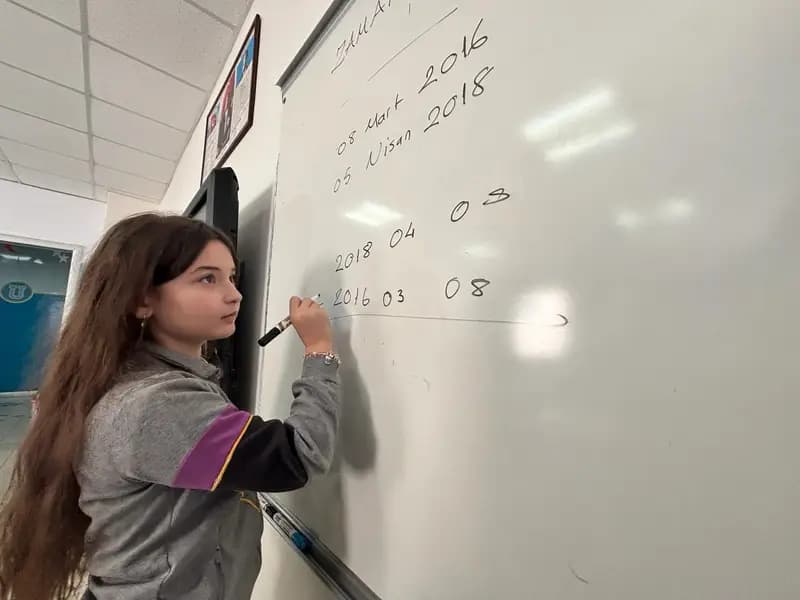 10 Yaşındaki Lina Saka, Matematikte Dünya Birincisi Oldu