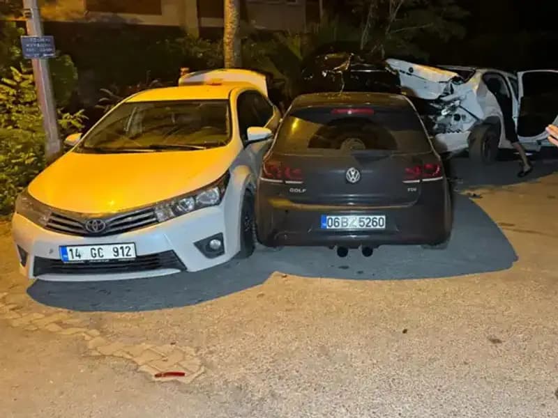 Alkollü Sürücü Sokaklarda Kaos Yarattı: Üç Araca Çarptı