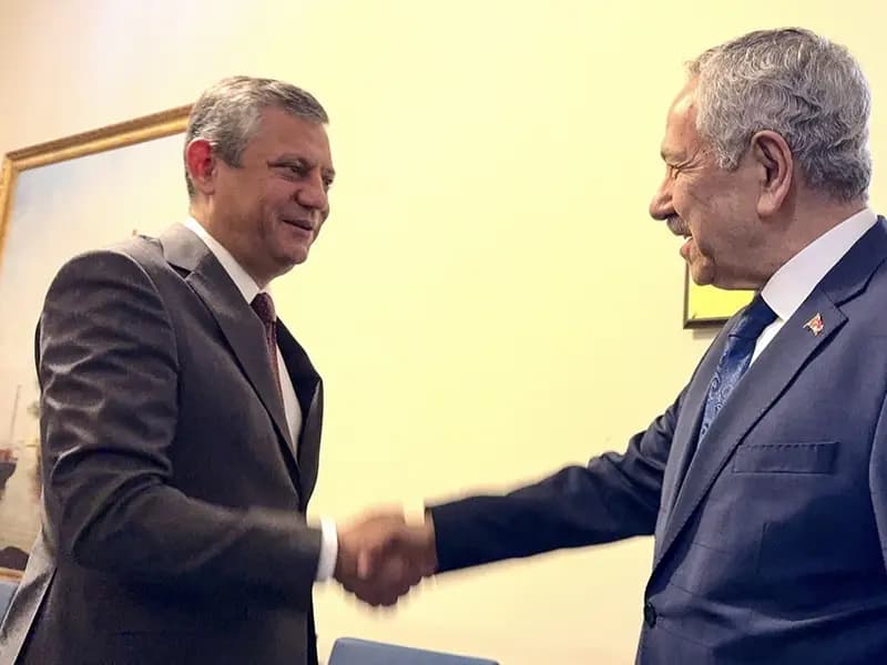 Özgür Özel, Bülent Arınç ile Meclis'te Görüştü: Gündem Ele Alındı