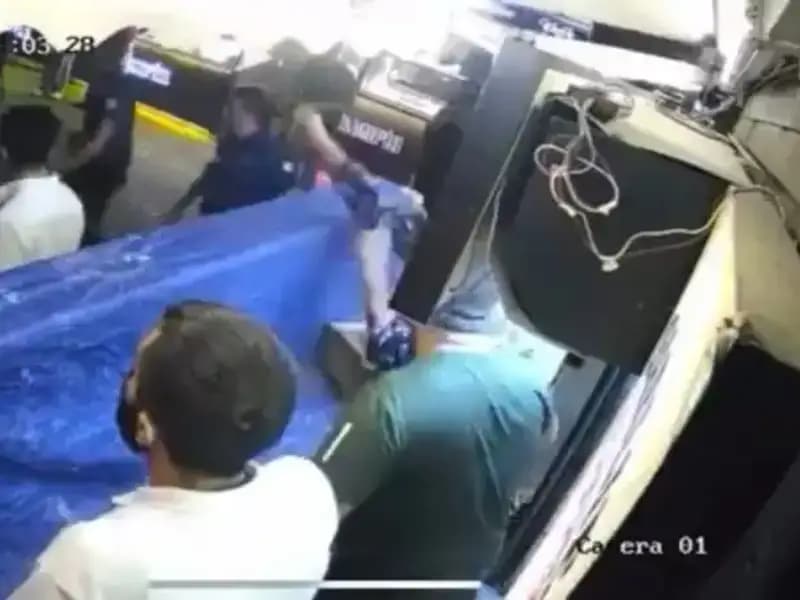 Ortaköy'de Gece Yarısı Tekme Tokat Kavga: Kamera Önünde Yaşananlar