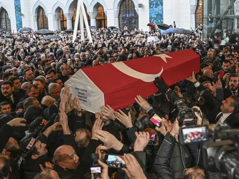 Ferdi Tayfur Türk müziğinin efsane ismi son yolculuğuna uğurlandı
