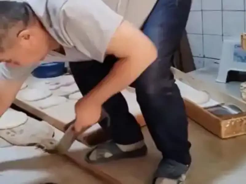 Hükümetten Fırıncıya Sert Ceza: Terlikli Pide Skandalı!