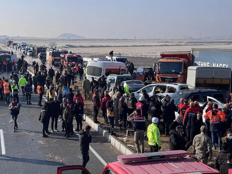Van'da sis ve buzlanma nedeniyle 30 araç birbirine girdi