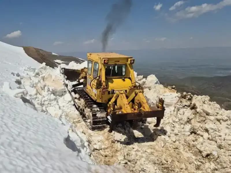 Nisan Ayında Yaşanan 2 Metrelik Kar, Yol Açma Çalışmalarını Zorlaştırıyor