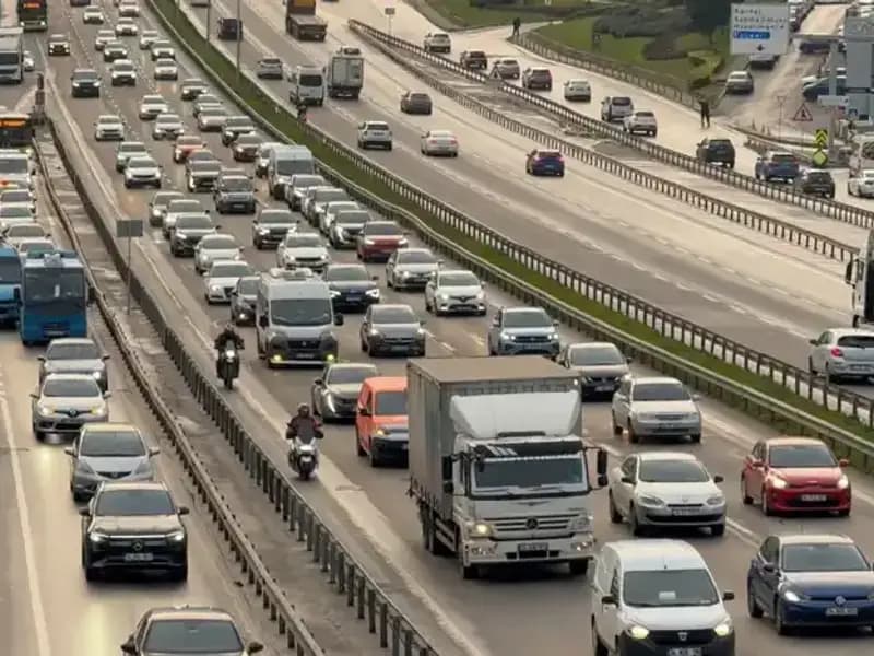 İstanbul'da Sabah Trafiği: Anadolu Yakası'nda Araçlar Yavaş İlerliyor