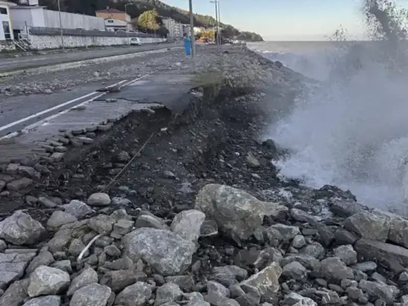 Karadeniz'deki Fırtına: Rüzgar Hızı 103 Km’ye Ulaştı, Samsun'da Tekne Faciası