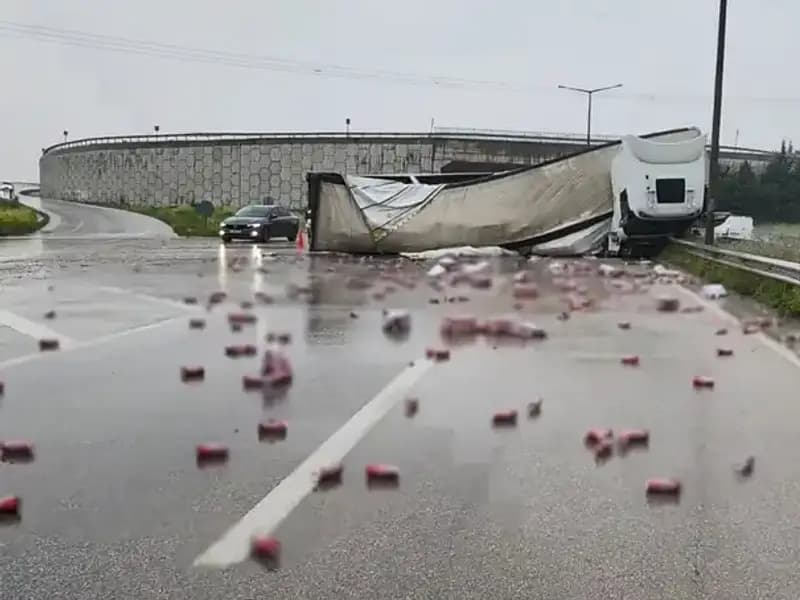 TIR Devrildi: Yolda İçki Şişeleriyle Dolu Kaza Ortalığı Karıştırdı
