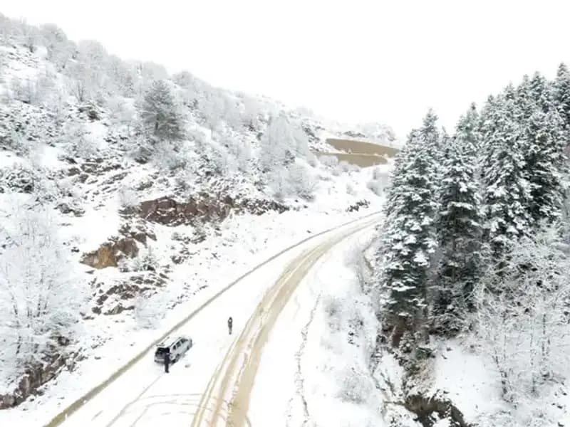 Nisan’da Kış Şoku: Şehir Beyaza Büründü, Sokaklar Kış Masalını Hatırlattı