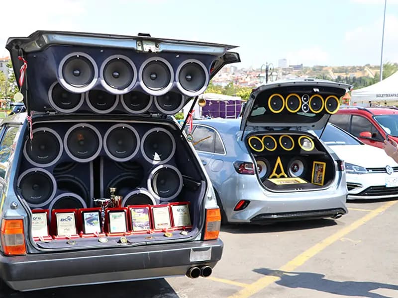 Araçlarda Multimedya Ekranları ve Hoparlörler İçin Yeni Düzenleme