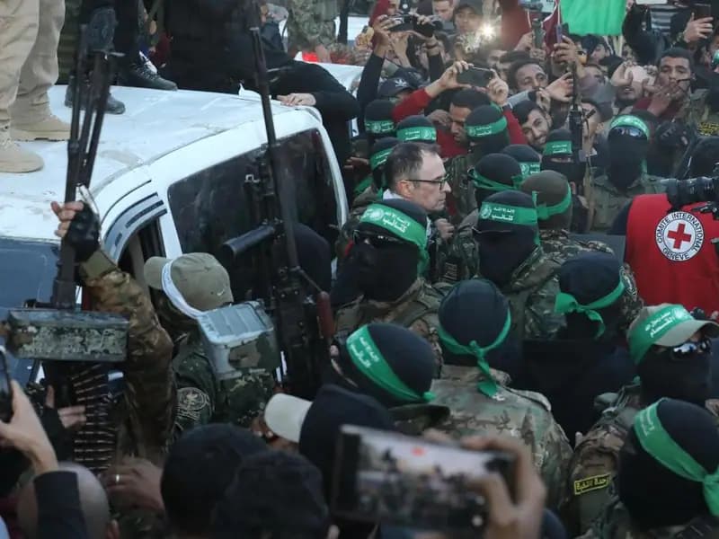 Hamas, 3 İsrailli kadın esiri Kızılhaç'a teslim etti