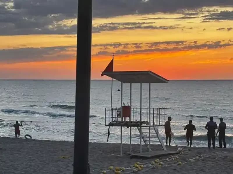 İnkumu'nda Denizde Akıntı Paniği: Tatilciler Tedbirli Olmalı!