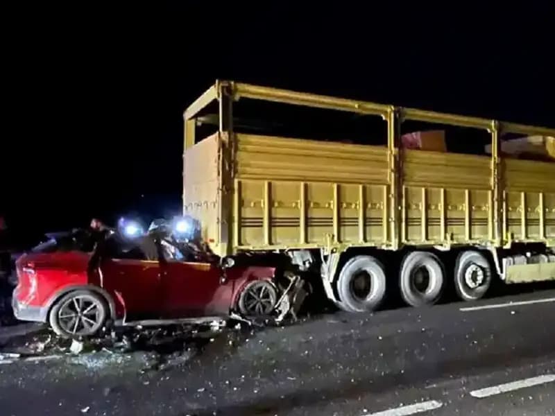 Kamyona Çarpan Araçta Korkunç Kaza: Sürücü Hayatını Kaybetti
