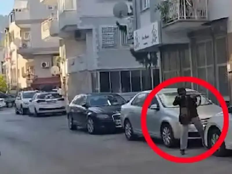 İzmir'de Saldırganla Çatışma Anlarının Şok Edici Görüntüleri Ortaya Çıktı