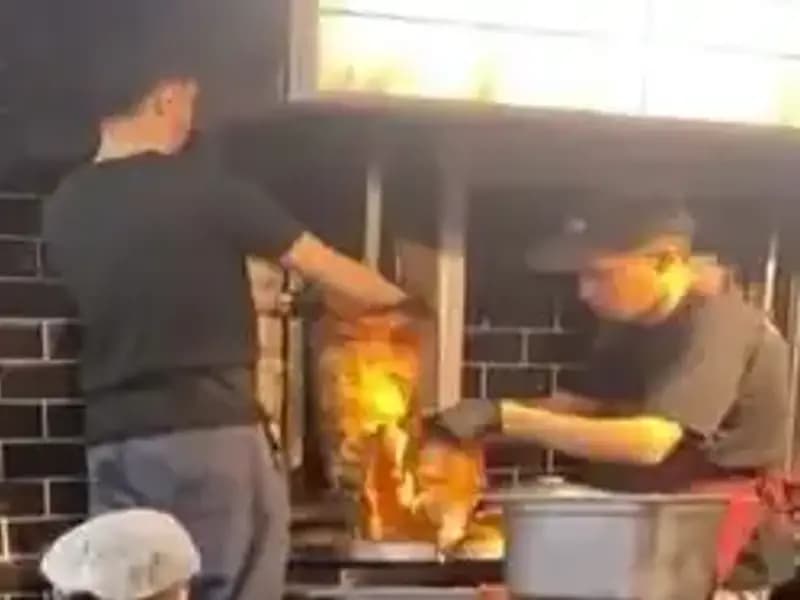 Pişmiş Tavuk Döner Üzerine Çiğ Et Koydular: Skandalın Perde Arkası