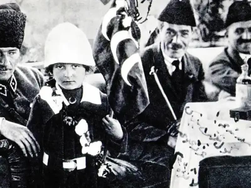 Unutulmaz Fotoğrafın Ardındaki Gizem: O Şapkanın Altında Bayram Doğdu