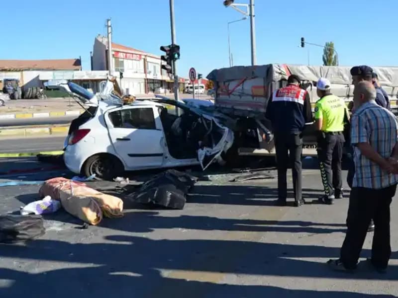 Kırmızı Işıkta Feci Kaza: Anne Hayatını Kaybetti, Oğul Yaralı