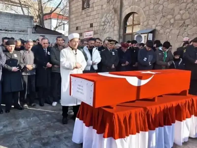 Şehit Cenazesinde Yürekleri Dağlayan O An: Baba Terlikleriyle Saf Tutuyor