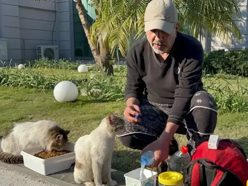 59 Yaşındaki Adamın Göz Dolduran Yürüyüşü ve Merhameti