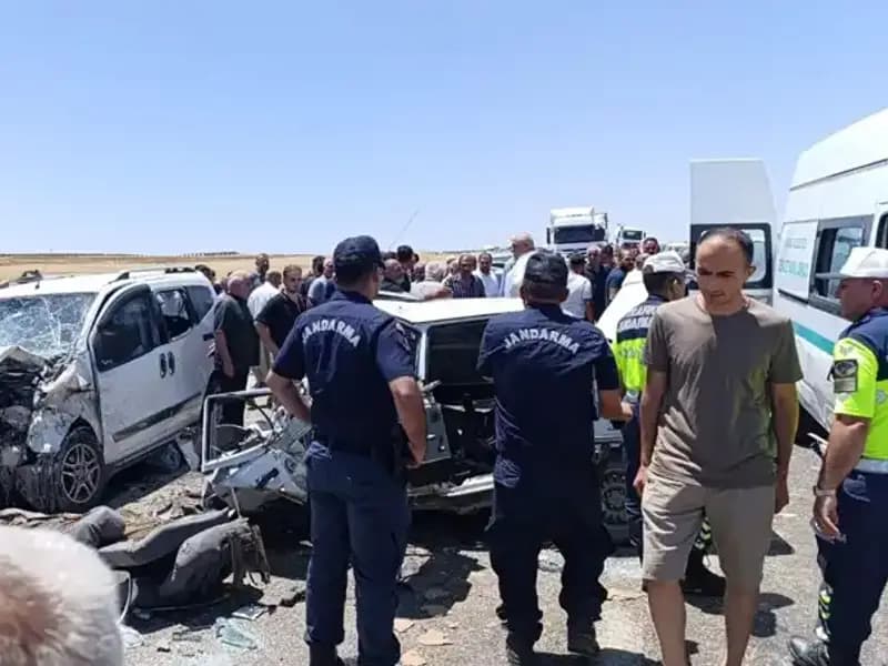 Otomobil ve Hafif Ticari Araç Çarpıştı: 4 Can Kayıbı, 1 Yaralı