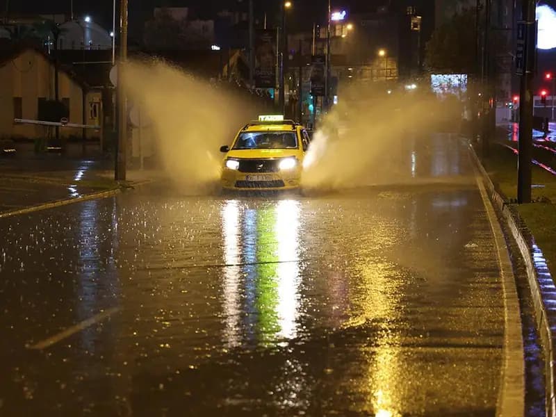 İzmir'de şiddetli sağanak yağmur: Yollar sular altında