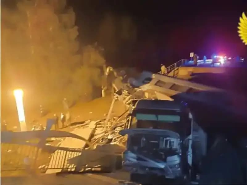 Rusya'da İki Köprü Çöktü, Tren Kazasında Yedi Kişi Hayatını Kaybetti