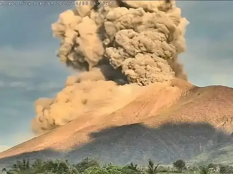 Kanlaon Yanardağı’ndan Yükselen Alevler: Bölgedeki Yangın Tehdit Oluşturuyor