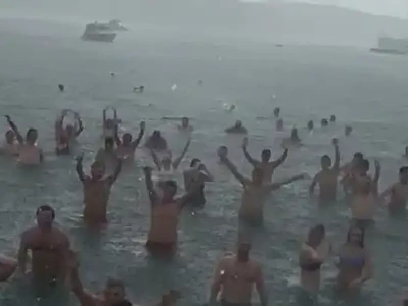İstanbul'da Yağmurun Ortasında Denize Giren Cesur Kalabalık