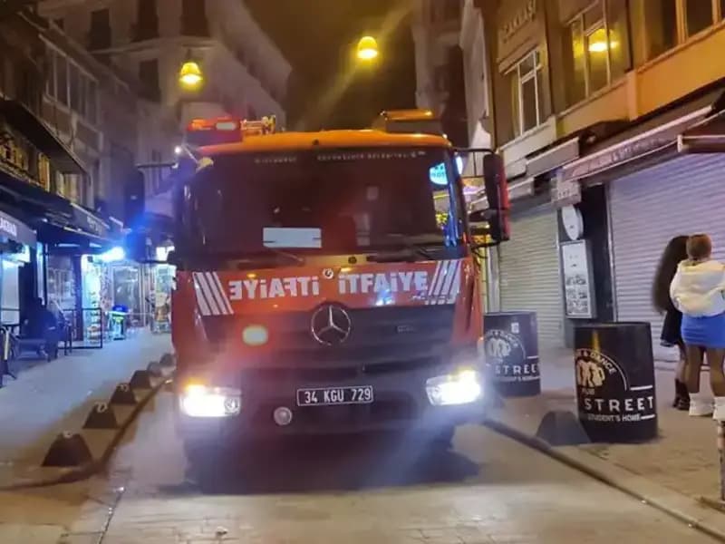 Beyoğlu'nda Asansör Boşluğuna Düşen Müşteri Şok Etti!