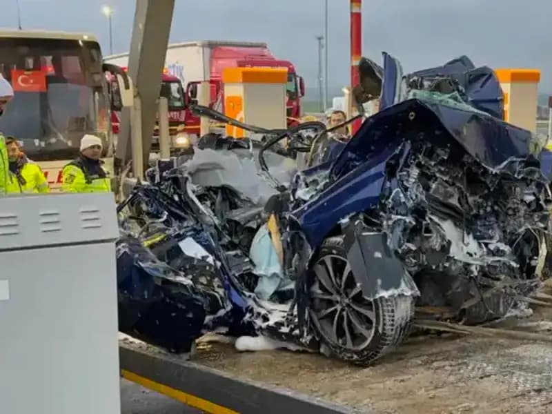 Silivri’deki Feci Kaza: Otomobil Gişe ile Otobüs Arasında Sıkıştı, Can Kaybı Var